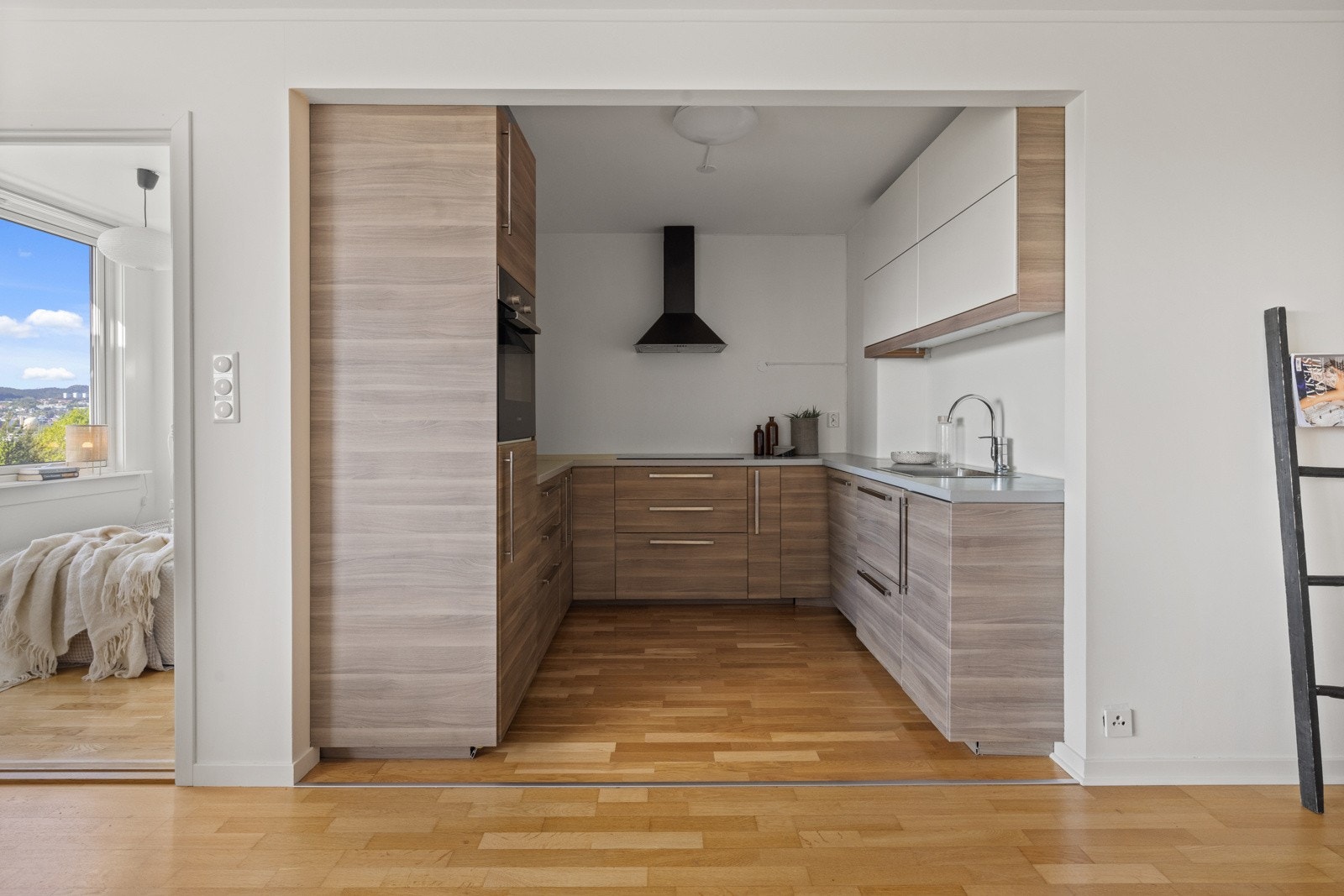 Kjøkkenet, som er av nyere dato, har et stilrent og arealeffektivt design med gode benkeflater og mye oppbevaringsplass Galleribilde
