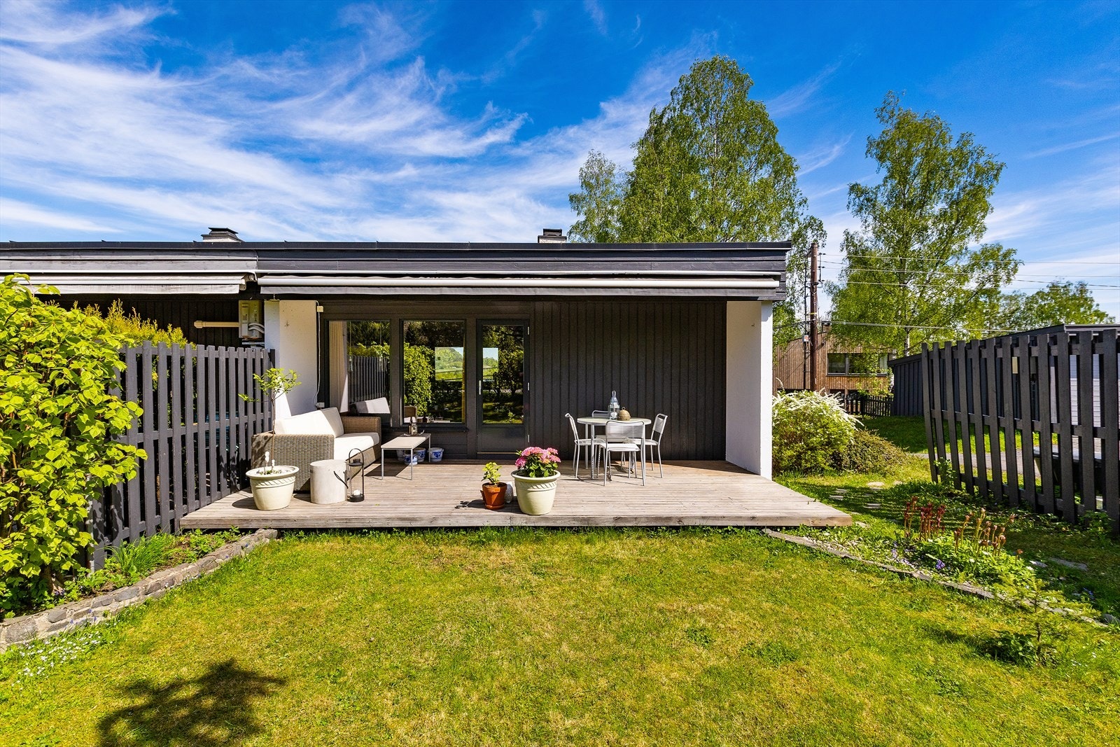 Stor og fin terrasse og hage Galleribilde