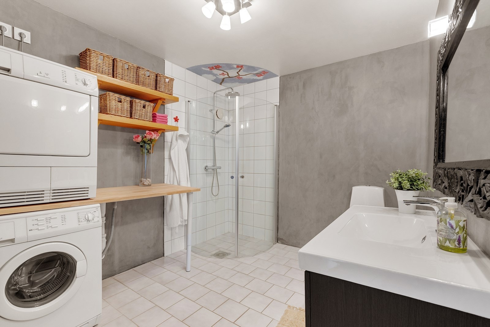 Badet er stort med dusj, klosett og opplegg for vaskemaskin Galleribilde