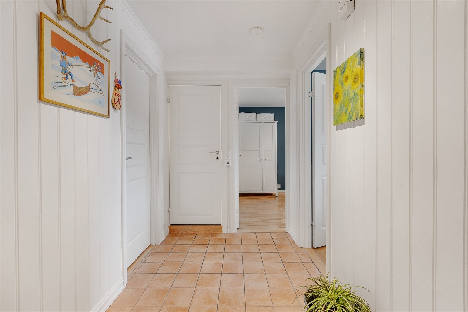 Romslig gang med innvendig bod med god lagringsplass Galleribilde