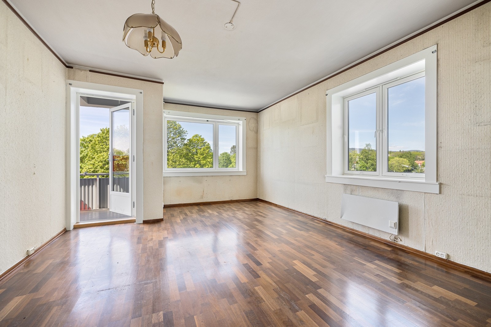 Stue med store vindusflater som slipper inn rikelig med naturlig lys Galleribilde