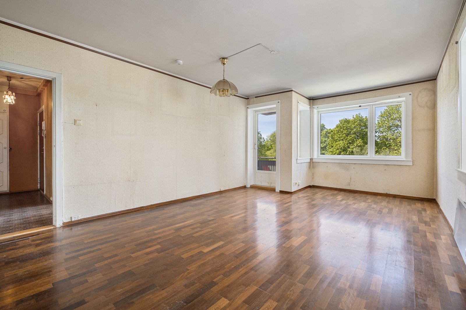 Romslig stue med god plass til spisebord, sofagruppe og annet ønskelig møblement Galleribilde