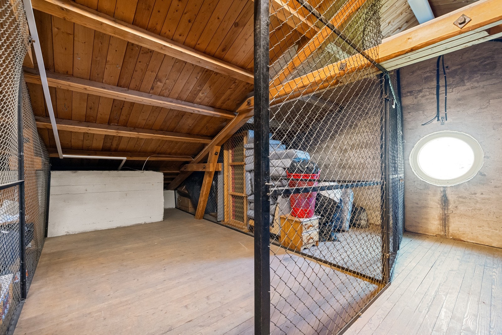 Leiligheten disponerer en kjellerbod på ca. 6 kvm og en loftsbod på 8 kvm gulvflate Galleribilde