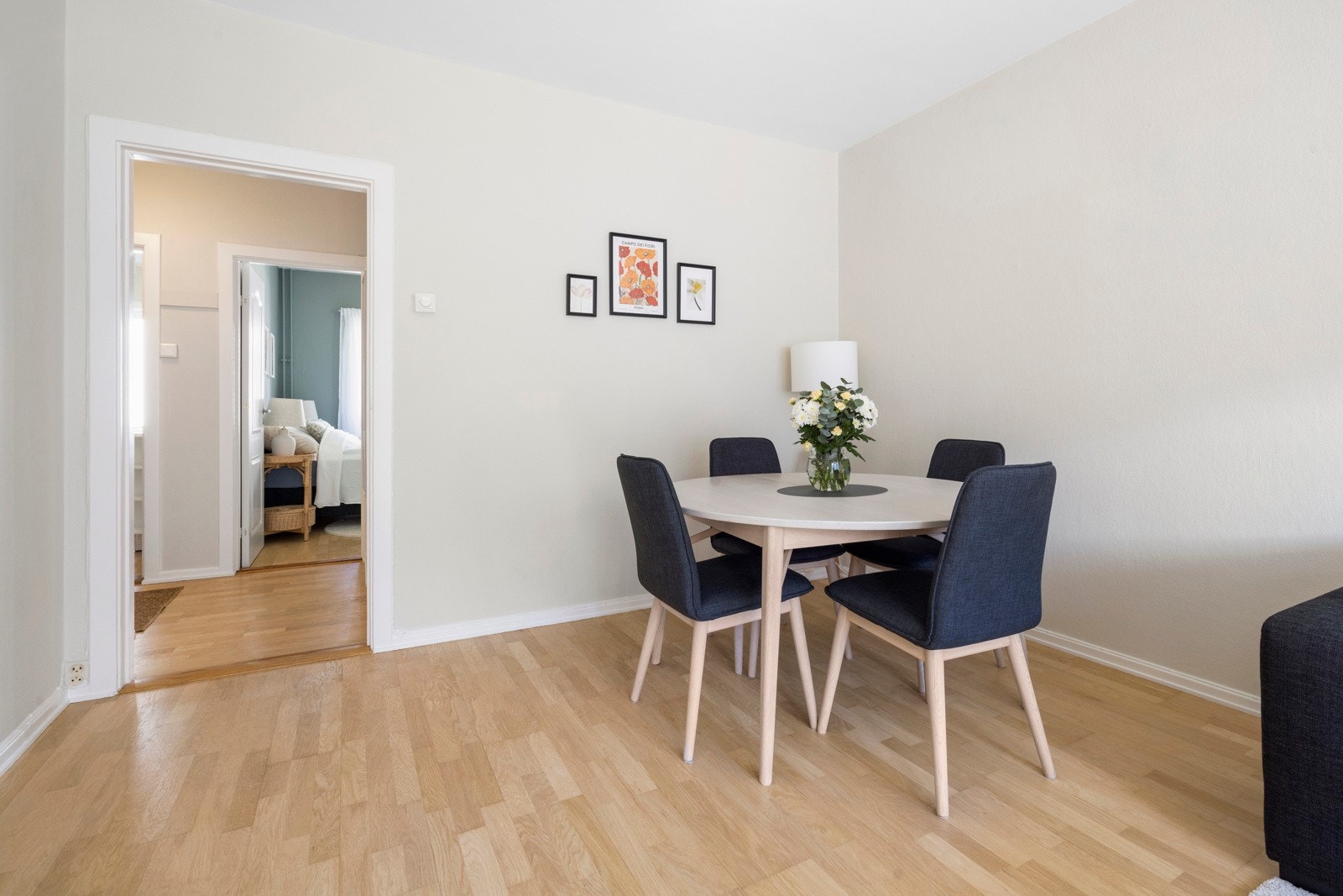 I stuen er det god plass til den store sofagruppen og separat spisebord til flere gjester Galleribilde