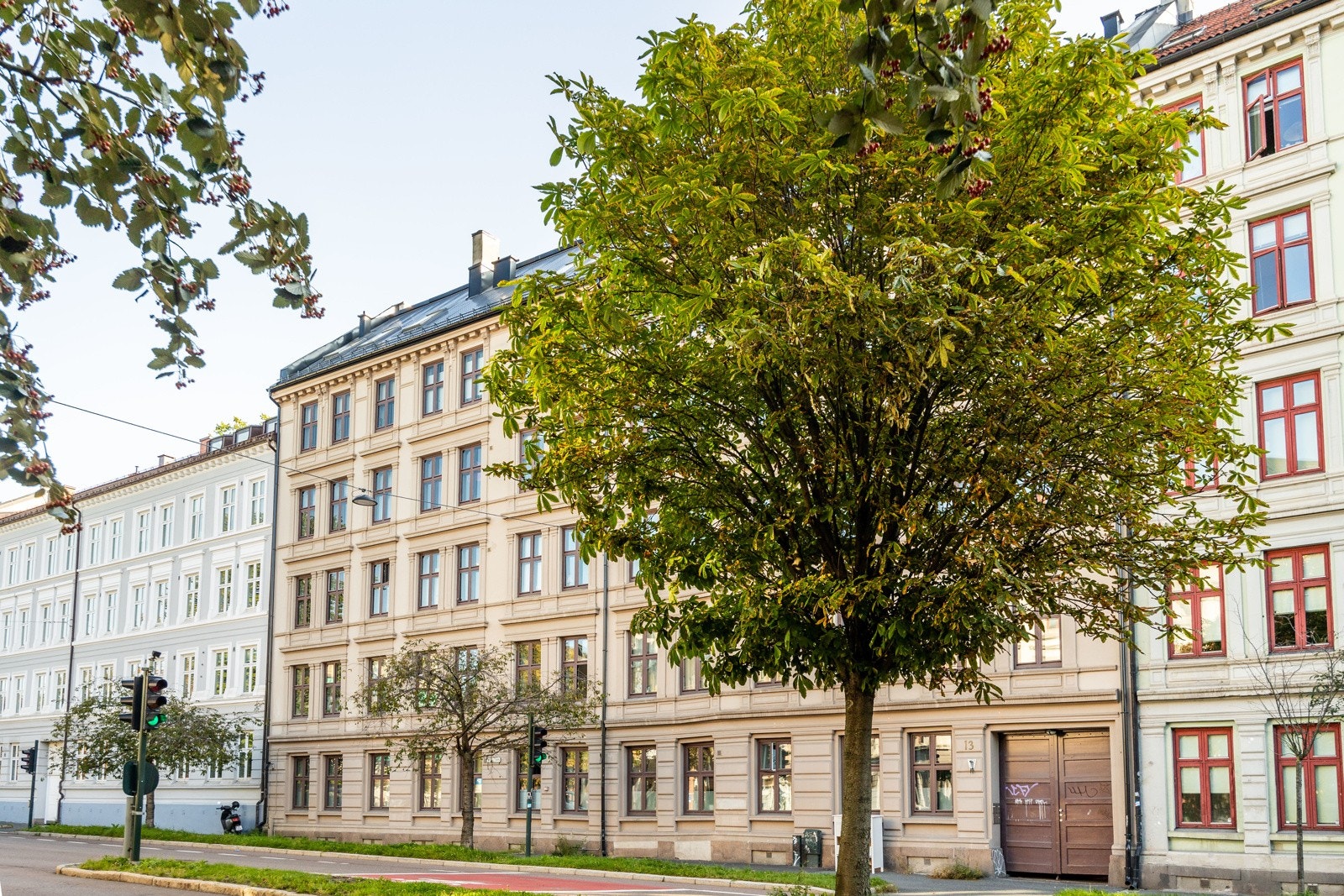 Fra ytterdøren er det kort vei til kollektivtransport, servicetilbud og flere hyggelige parkområder Galleribilde