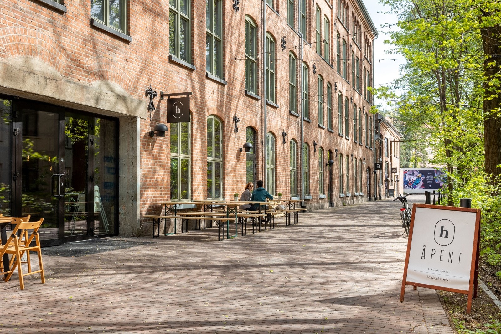 Tøyen Factory som nærmeste nabo med håndbakt - plantebasert øko bakeri. Galleribilde