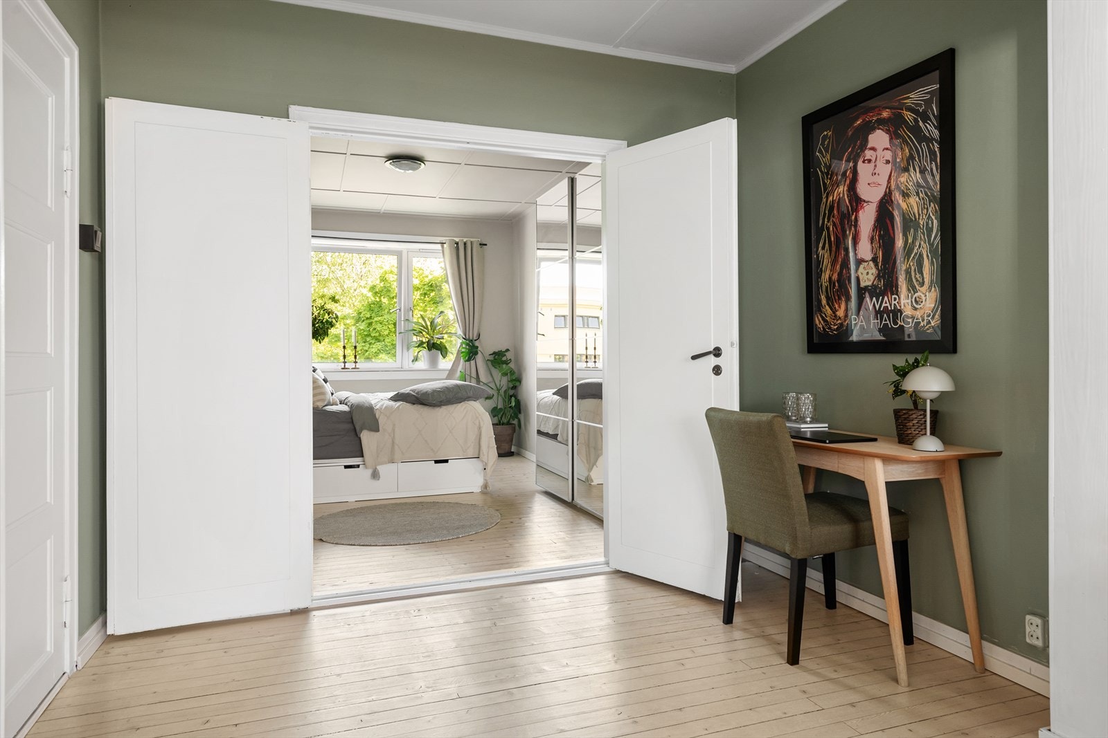 I stuen er det også plass til liten pult og stol Galleribilde