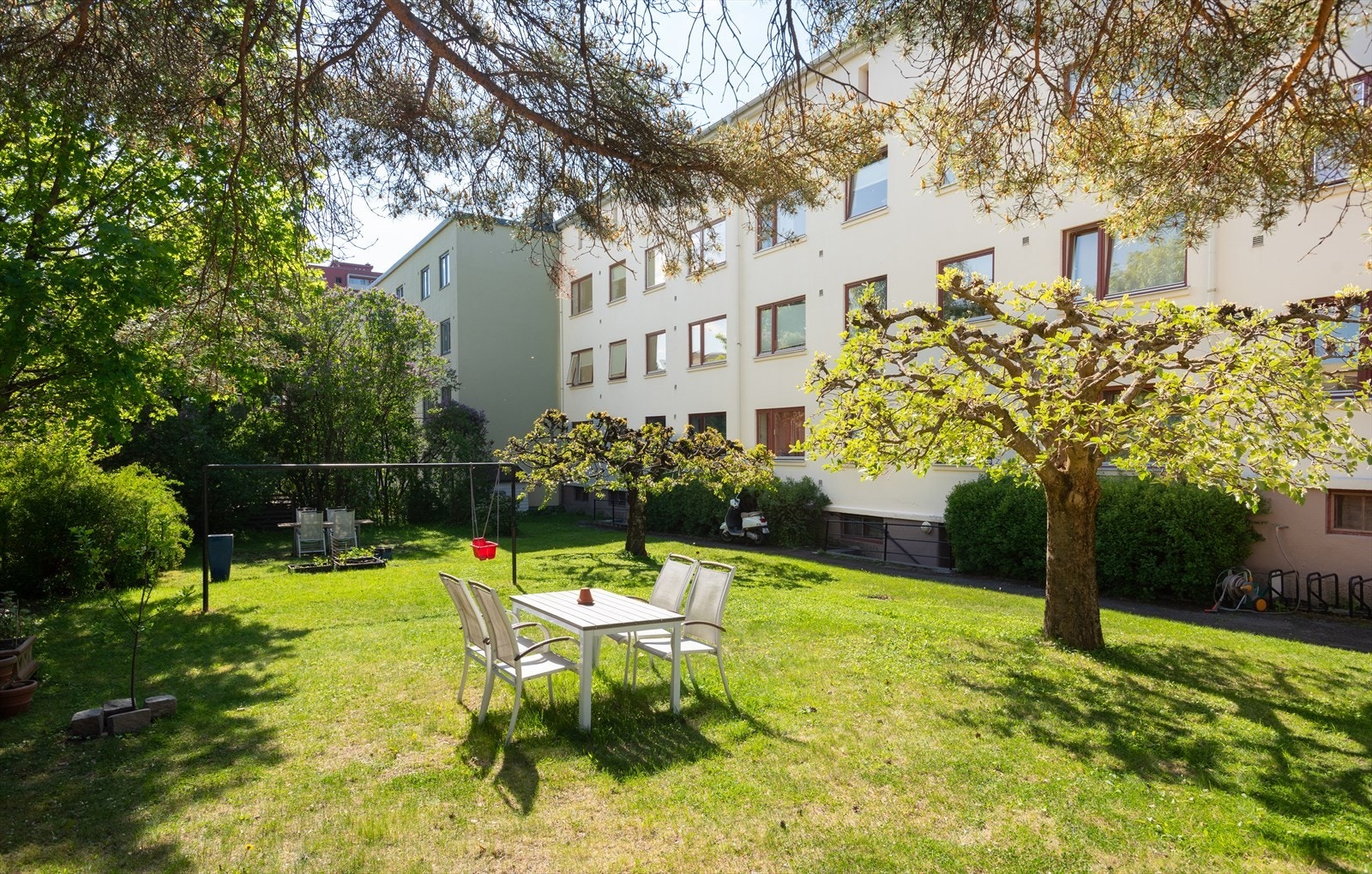 Hyggelig bakgård Galleribilde