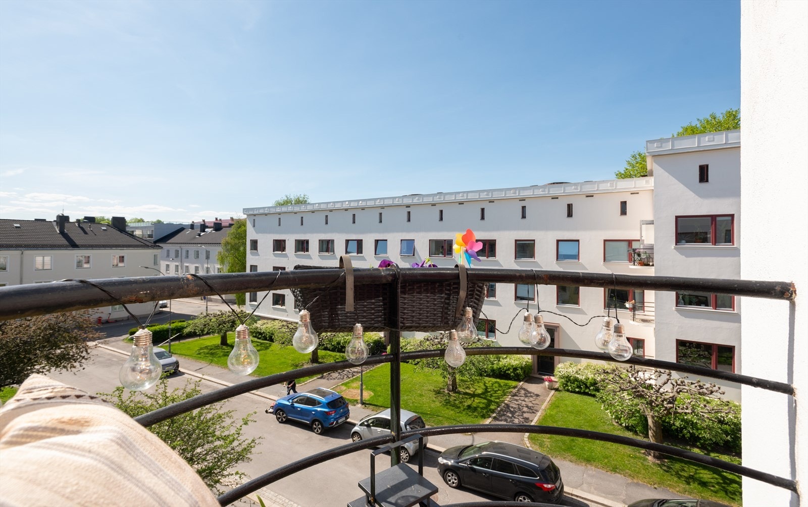 Fra stuen har du utgang til en solrik balkong med utsyn mot flotte grøntarealer Galleribilde