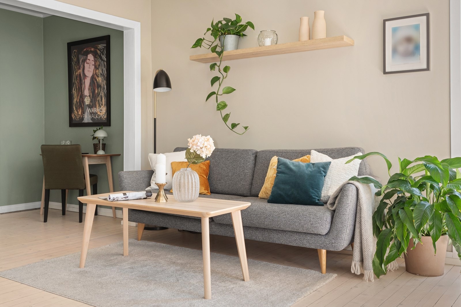Hyggelig sofakrok med god plass til sofa, stuebord og annet tilhørende møblement Galleribilde