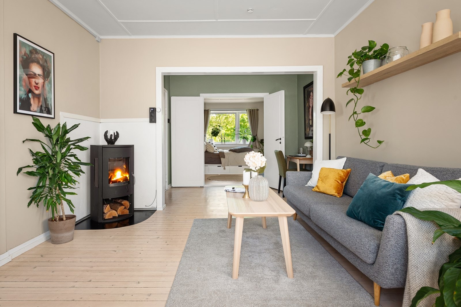 Pen vedovn i midten av stuen som gir ekstra varme og hygge på kaldere dager Galleribilde