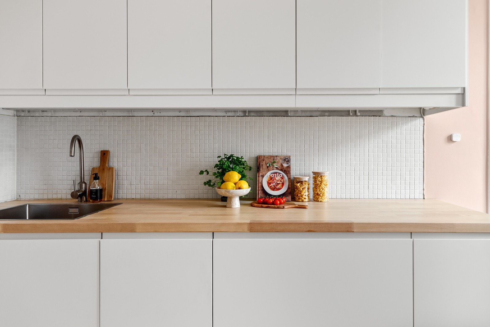 Videre er det integrert oppvaskmaskin (40 cm) og kjøle/fryseskap, samt plass til komfyr Galleribilde