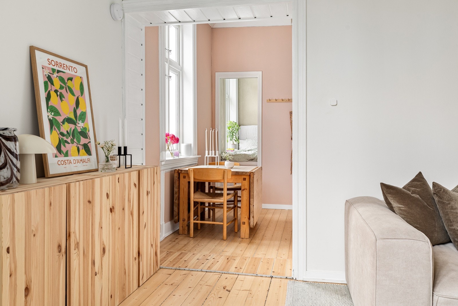 Stuen er malt i en lekker, lys tone som komplimenterer de originale tregulvene Galleribilde