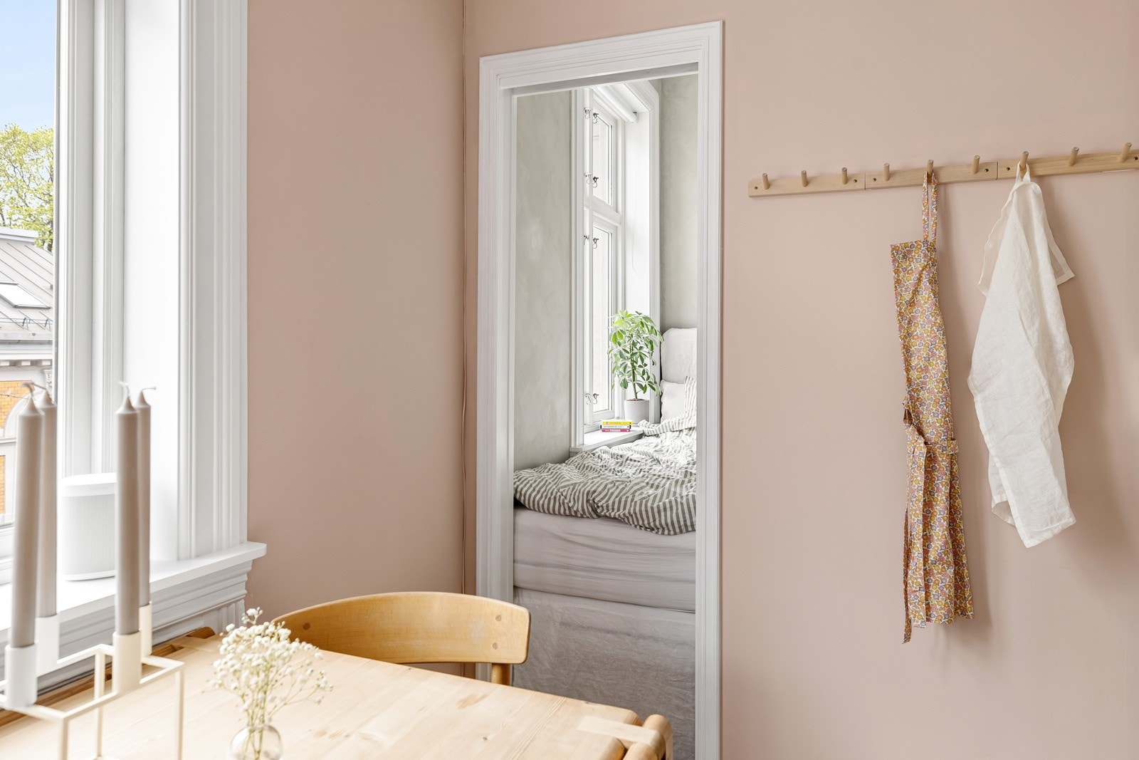 Fra kjøkkenet er det direkte adkomst til leilighetens praktiske soverom Galleribilde