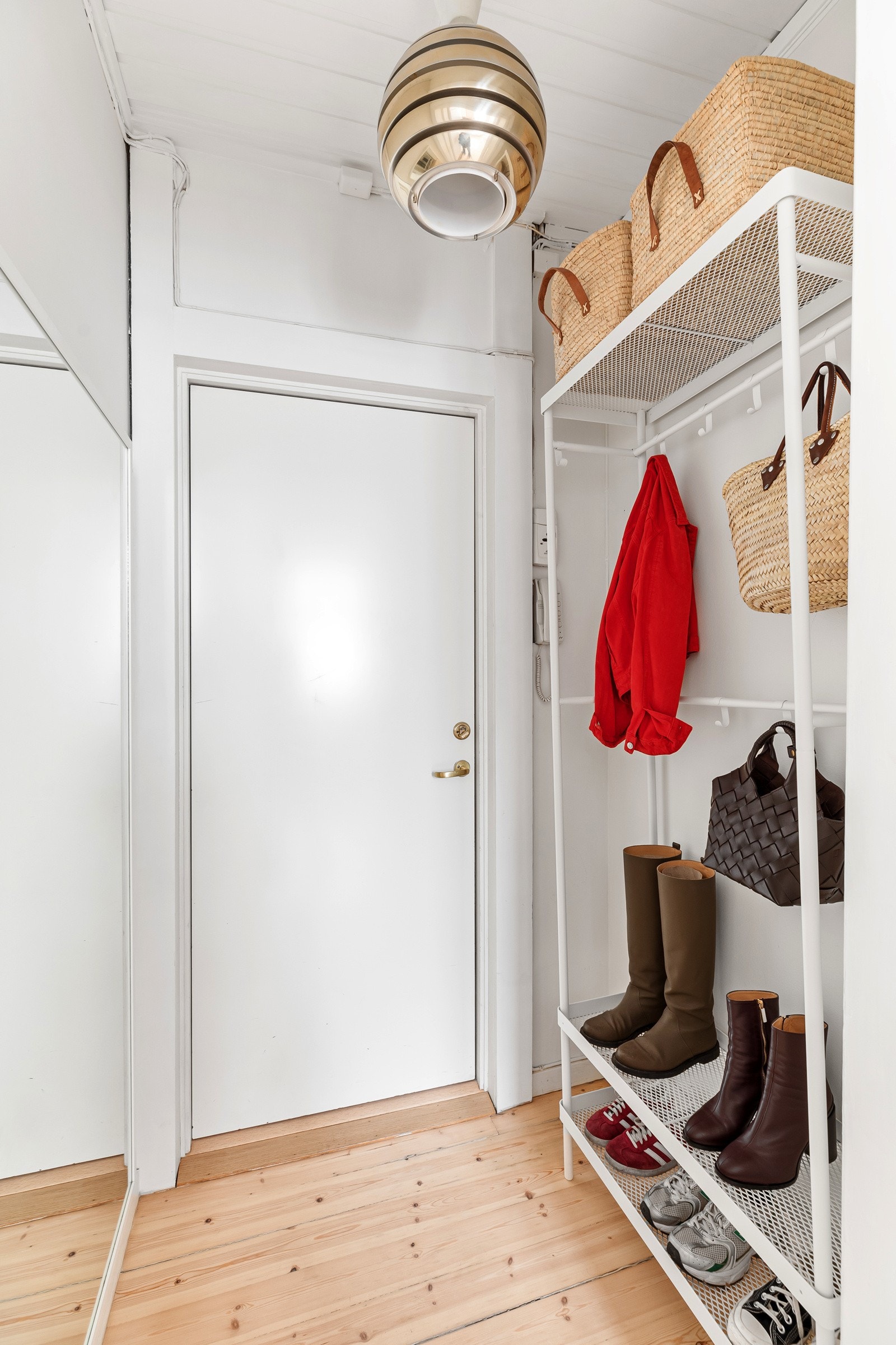 Gangen fremstår som innbydende med plass til garderobeskap, ytterligere lagringsplass i kjellerbod på ca. 4 kvm Galleribilde