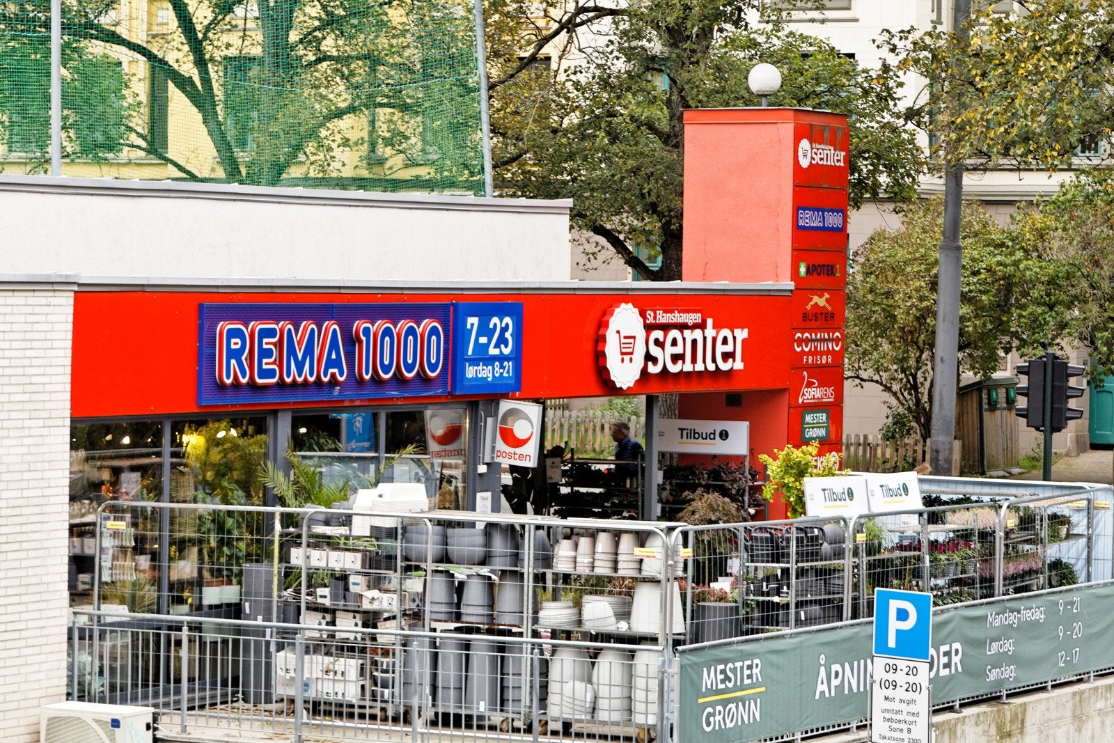 Kaféer, restauranter med uteservering, nærbutikker og treningssentre i umiddelbar nærhet Galleribilde