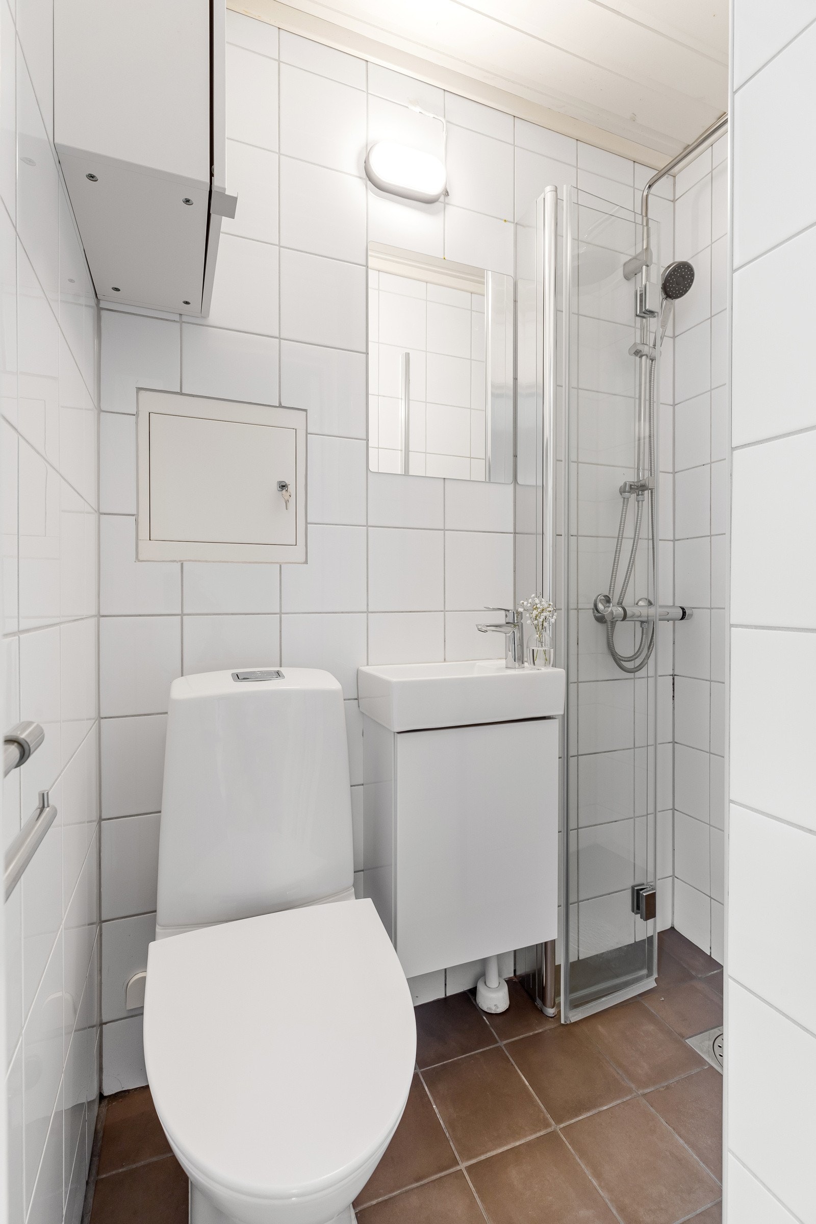 Her bys det på behagelig gulvvarme, og nytt toalett, servant og dusjsone med regnfallsdusj Galleribilde