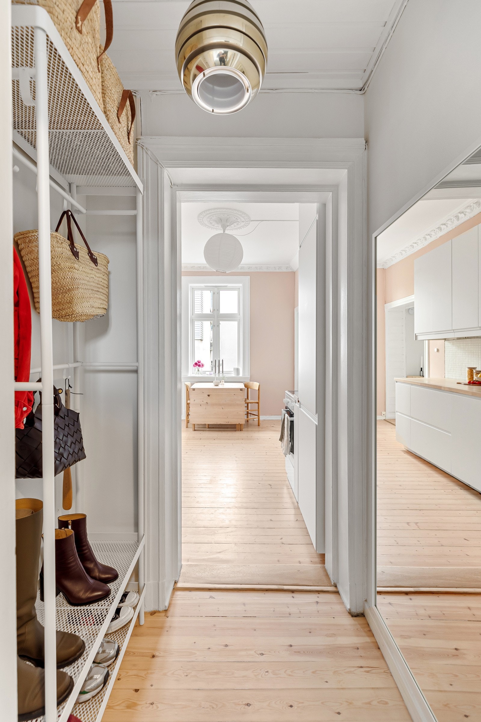 Lye entré som gir et representativt inntrykk av leiligheten Galleribilde