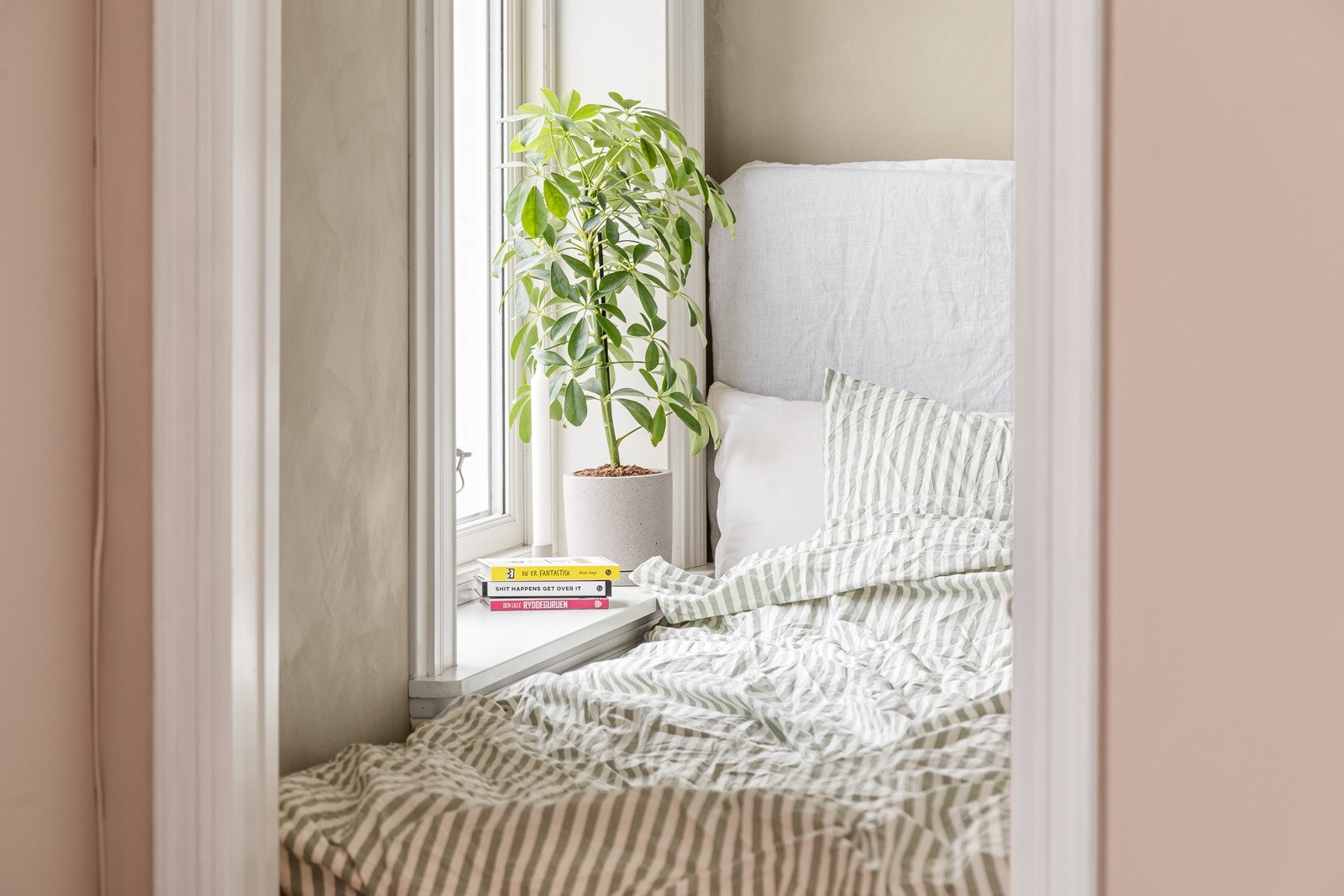 Soverommet er malt i en behagelig lys tone og utsmykket med dype vinduskarmer Galleribilde