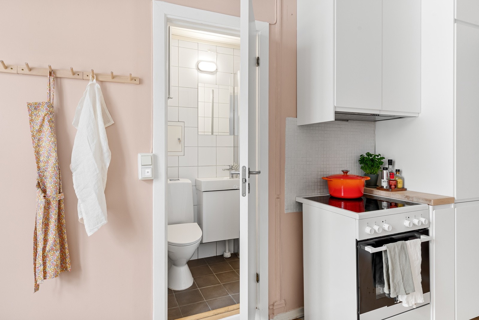 Flislagt baderom med akomst fra kjøkken Galleribilde