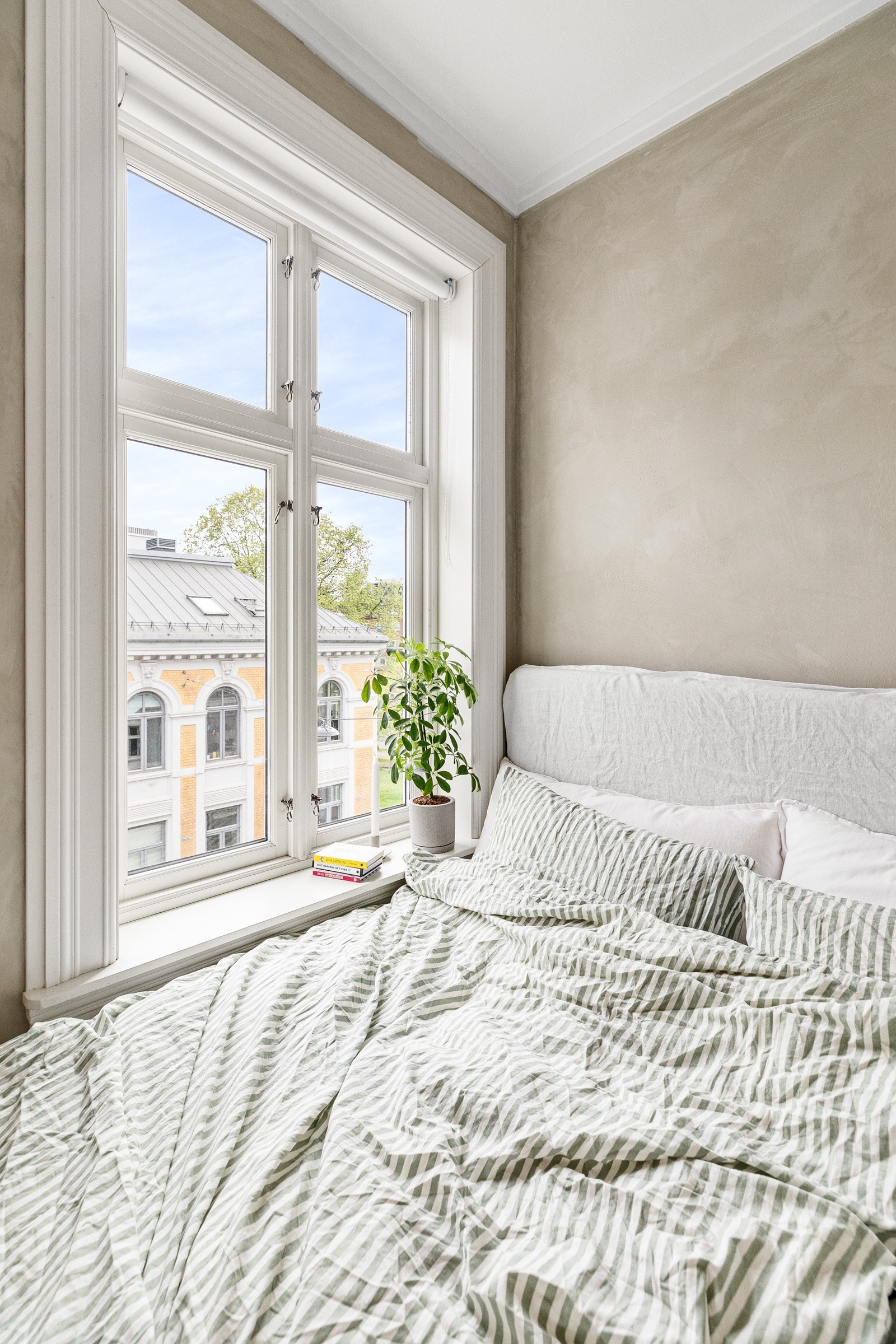 Her er det plass til seng. Vinduet sørger for naturlig lysinnslipp Galleribilde