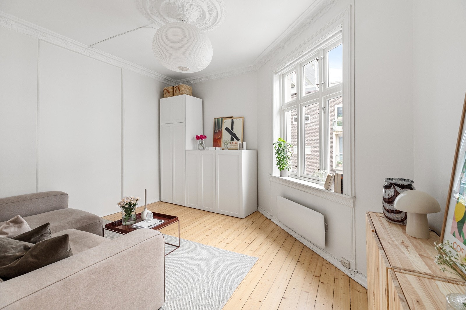 Separat stue- og kjøkken gir gode møbleringsmuligheter til sofagruppe med tilhørende møblement i stue Galleribilde