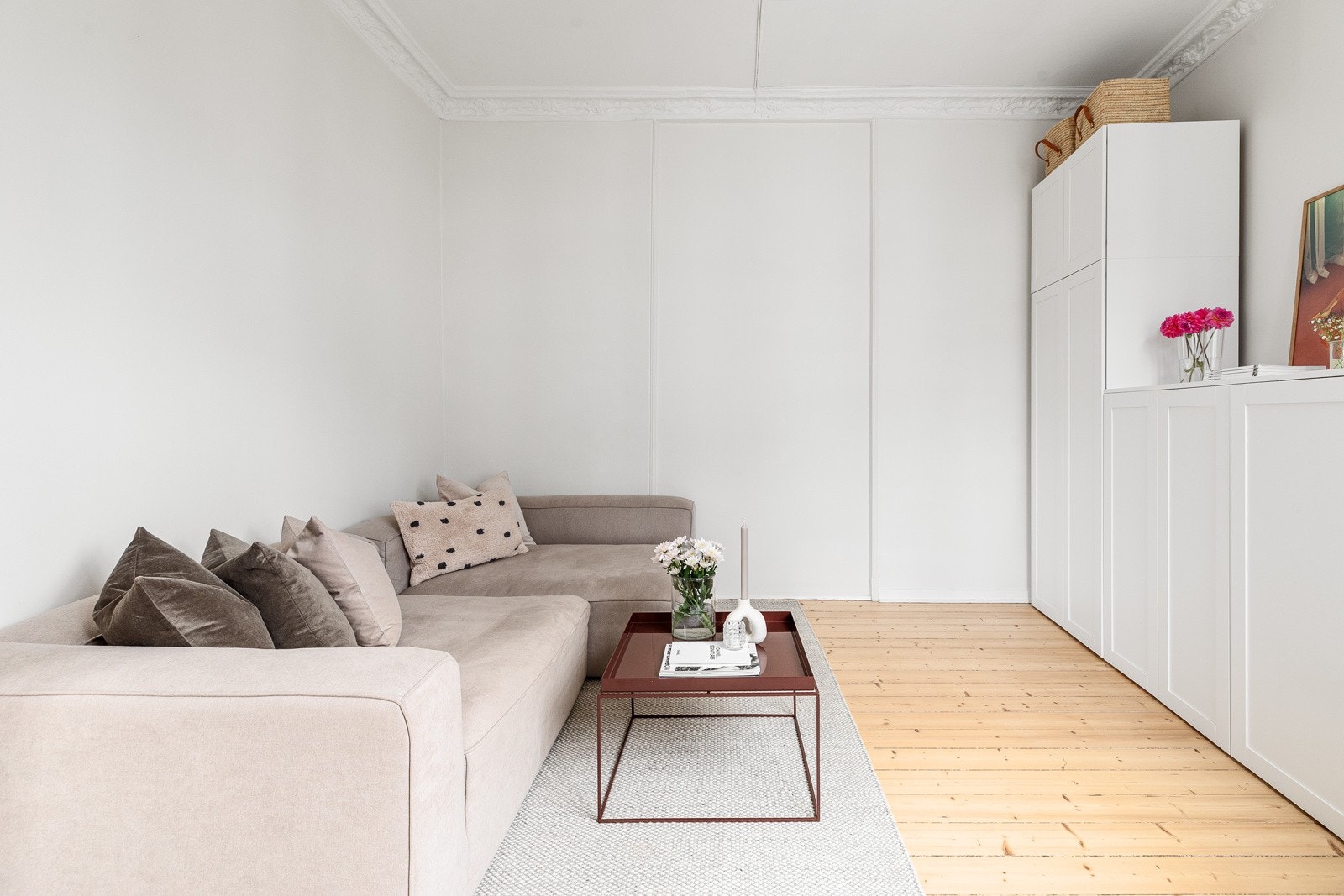 Gode garderobemuligheter i stue. Det er også mulig å gjøre stuen om til et soverom av den generøse størrelsen Galleribilde