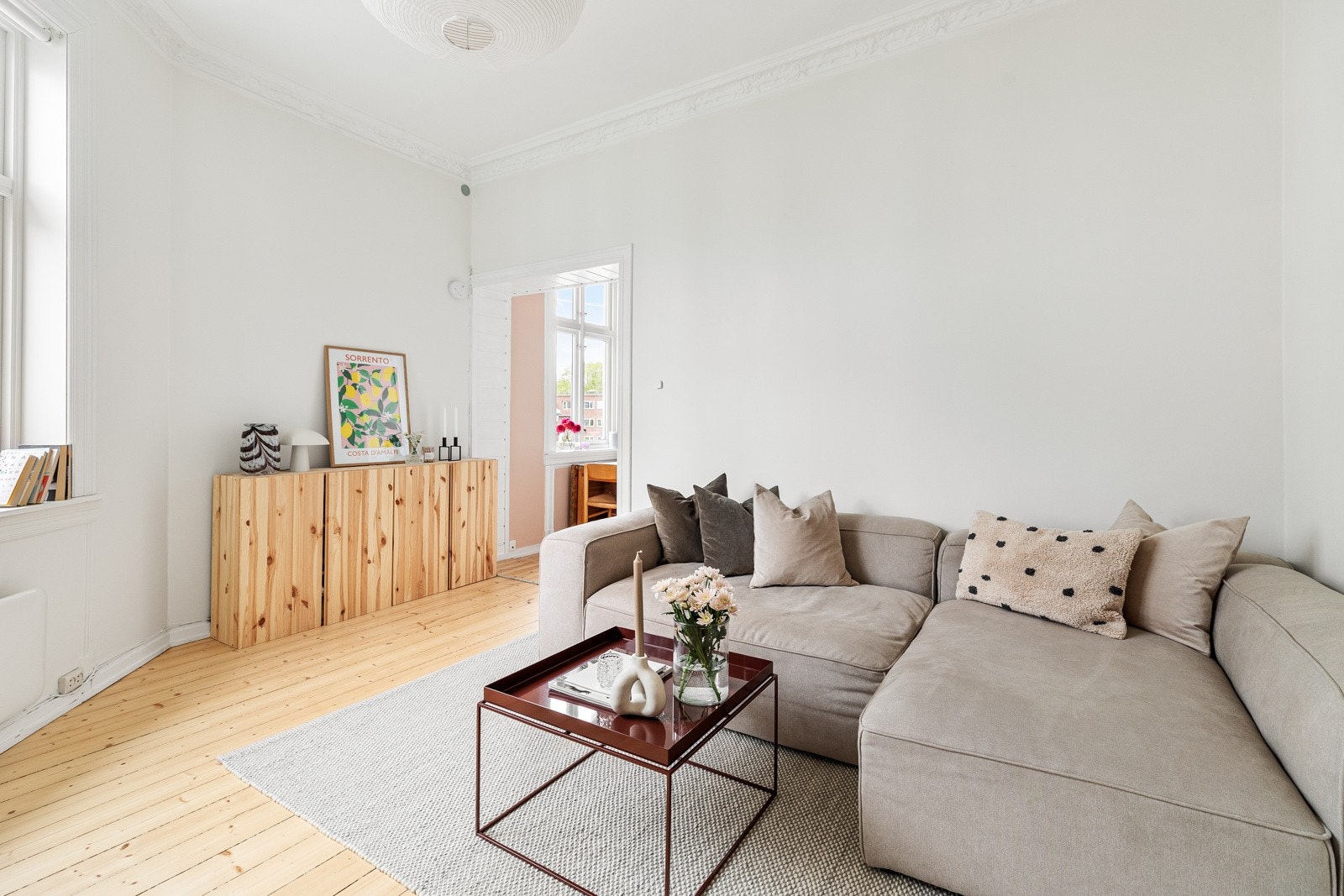 Dype vinduskarmer og originale tregulv, som er nyslipte i 2024 Galleribilde