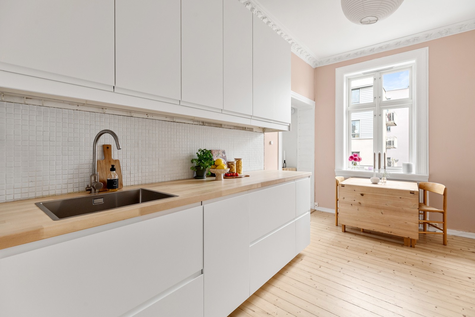 Flott innredning fra Ikea 2017 som byr på glatte fronter med benkeplate i heltre eik, som sørger for en gjennomgående, sjarmerende inntrykk Galleribilde