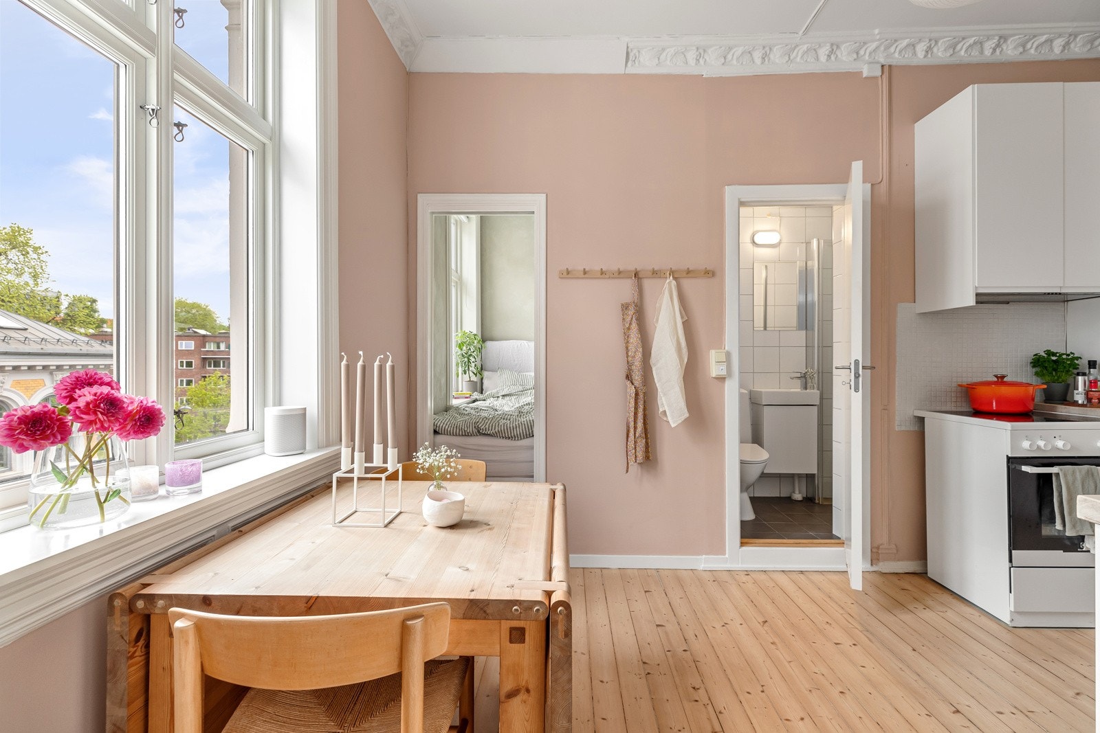 Separat kjøkkeninnredning med plass til spisebord hvor du kan nyte skjønn utsikt mot de lekre bygårdene i området Galleribilde