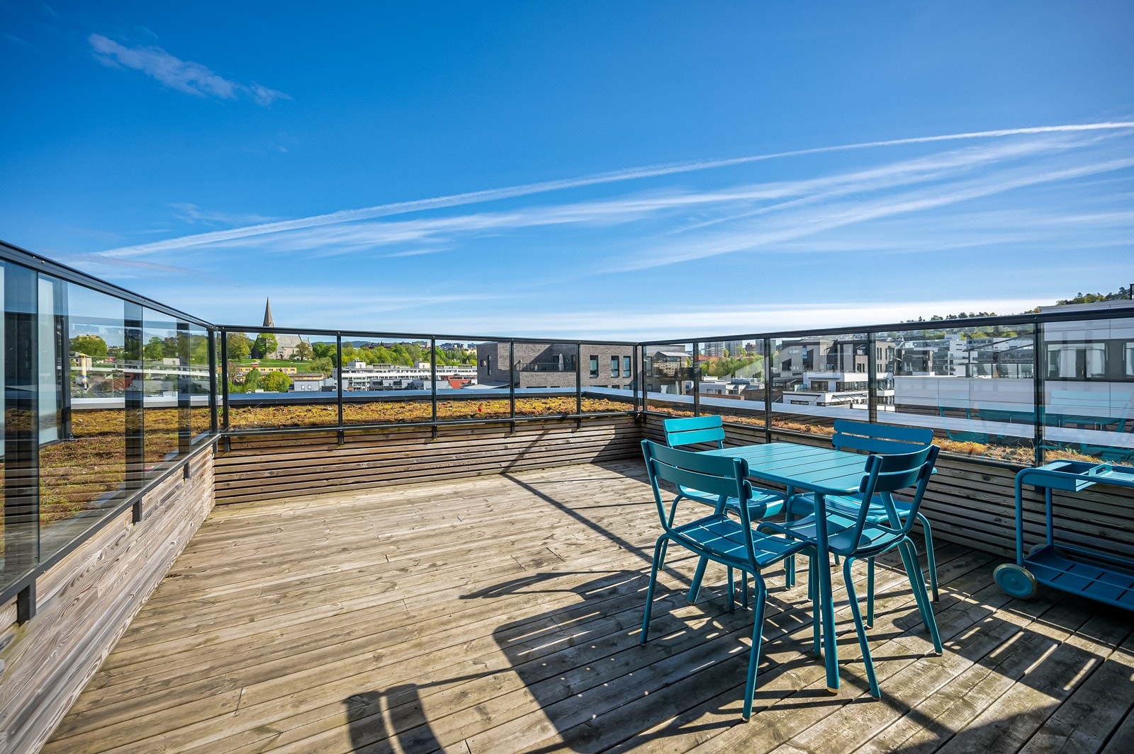 Dersom du har såpass mange gjester at du ikke får plass på din 14 kvm private balkong, kan du ta med hele vennegjengen på takterrassen. Panoramautsikt og sol fra morgen til kveld, hva mer kan man be om? Galleribilde