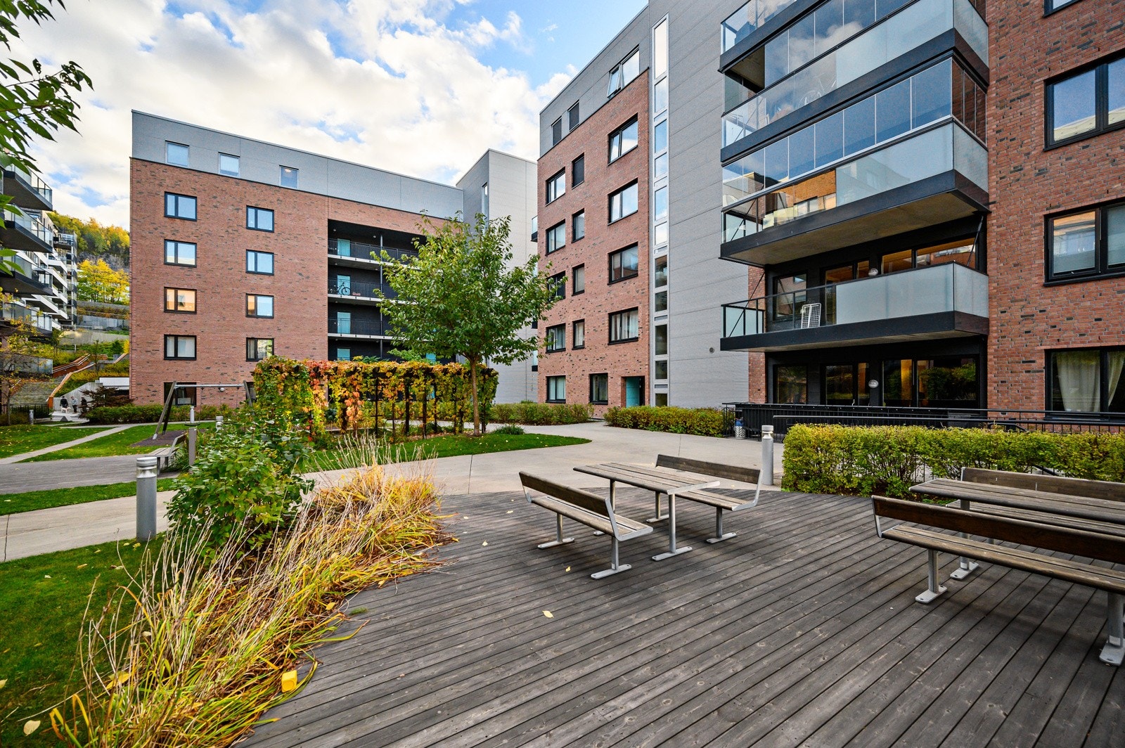 Byggene er omkranset av fine fellesområder og grøntarealer. Galleribilde