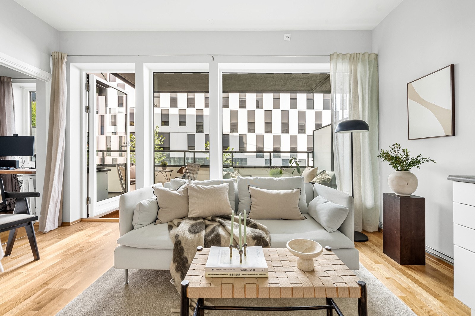 Varmtvann, oppvarming/fyring, TV- og internett er inkl. i felleskostnadene. Galleribilde