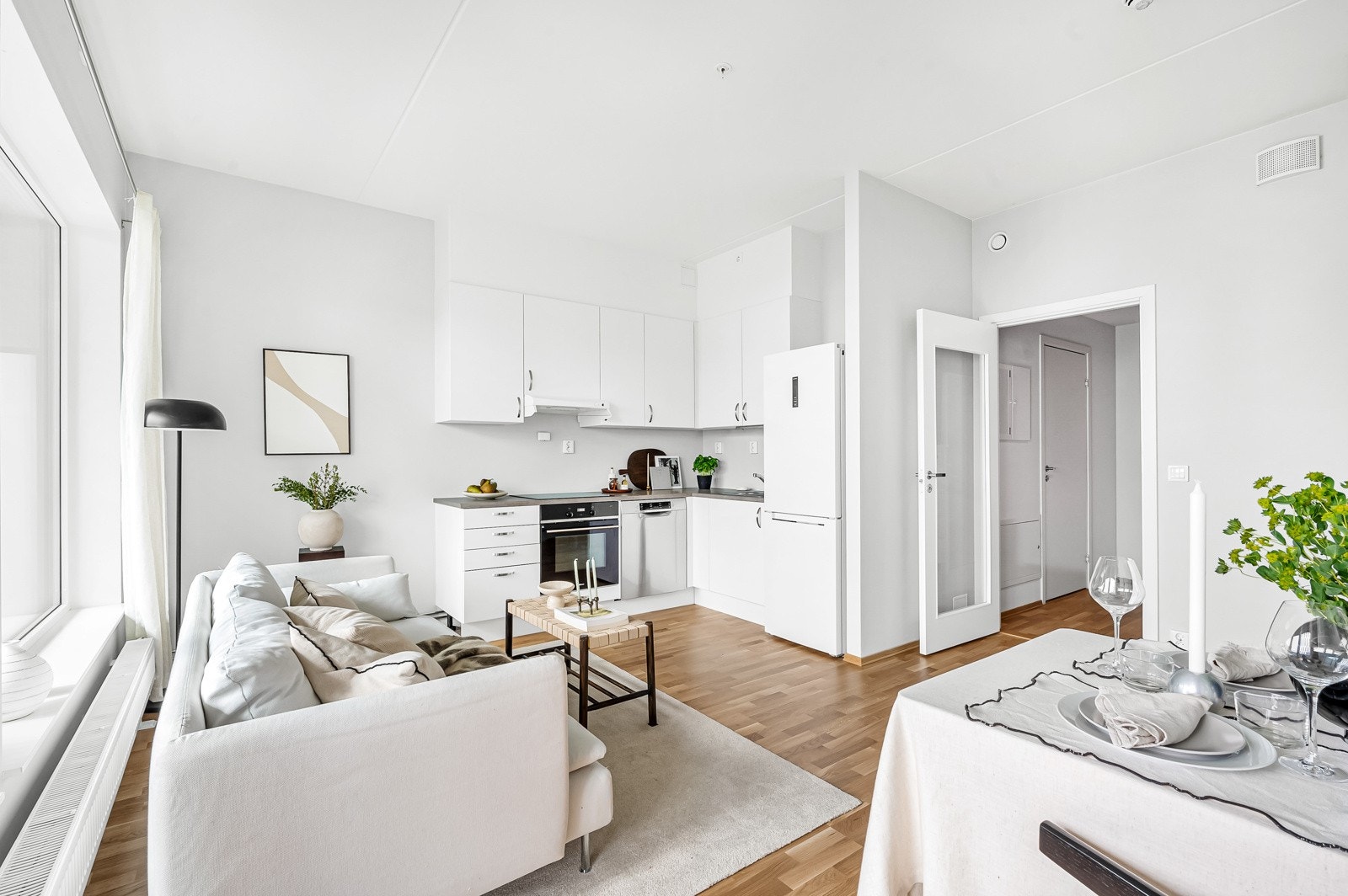 Slik du ser av bildet er kjøkkenet i åpen løsning i stuen. Galleribilde