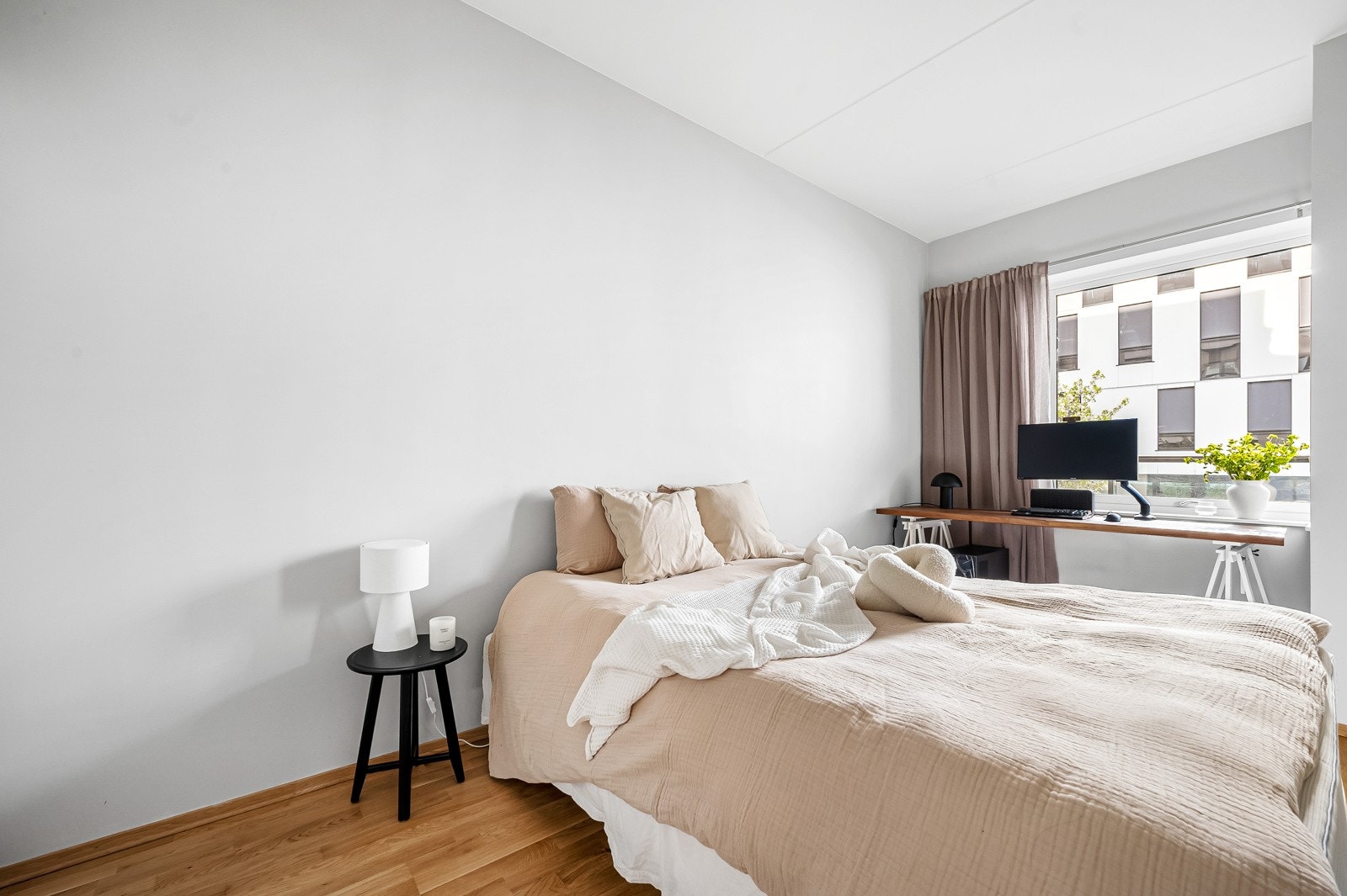 På soverommet er det naturlig del ved vinduet for stor pult. Galleribilde