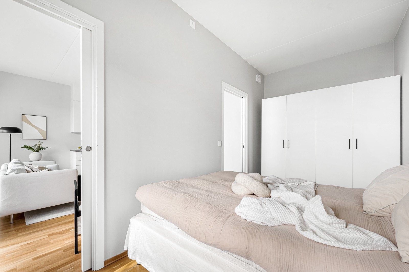 Garderobeskapene på soverommet vil selvsagt følge med. Galleribilde