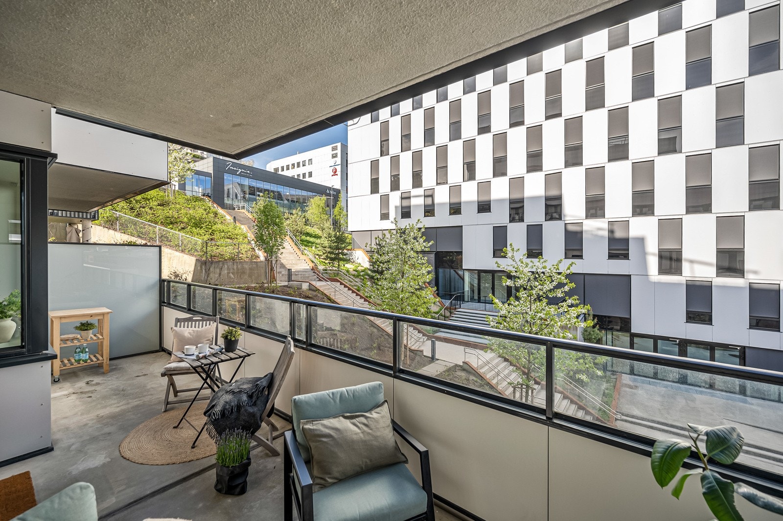 Fordelen med at det er et næringsbygg ved siden av, er at det er god avstand til bebyggelsen og du slipper innsyn 24/7. Galleribilde