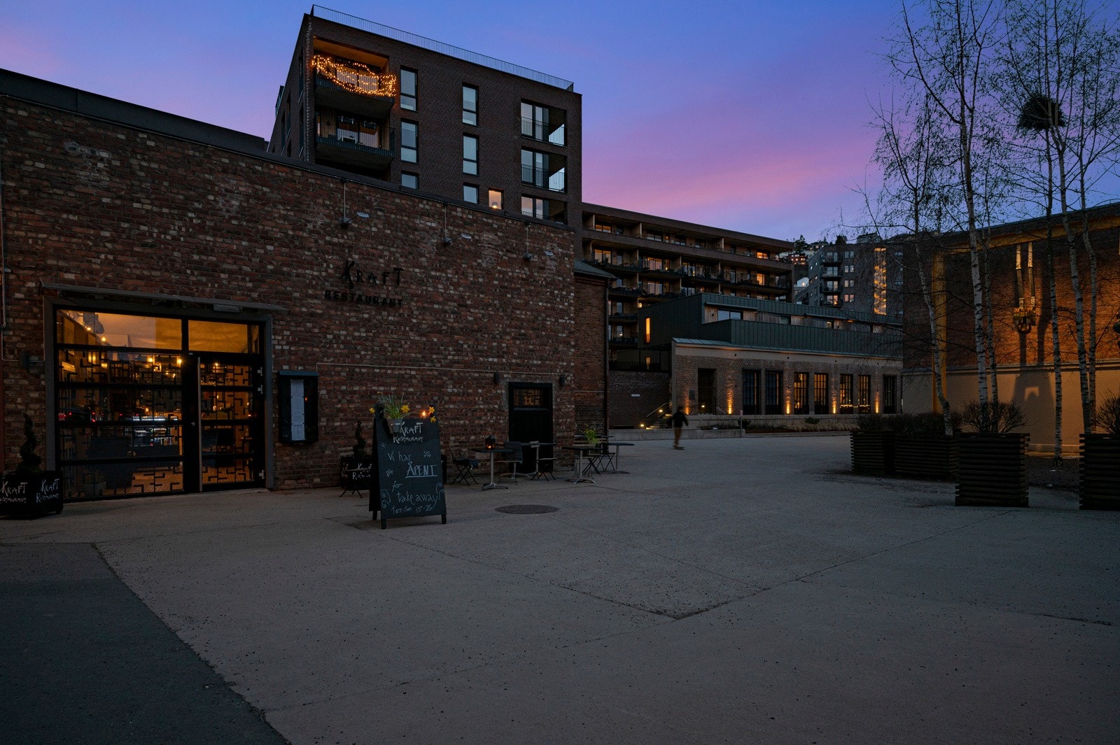Restaurant Kraft er populært med også uteservering, hvor man kan nyte noe godt i glasset eller mat som passer like godt på en hverdag som på en festdag. Galleribilde