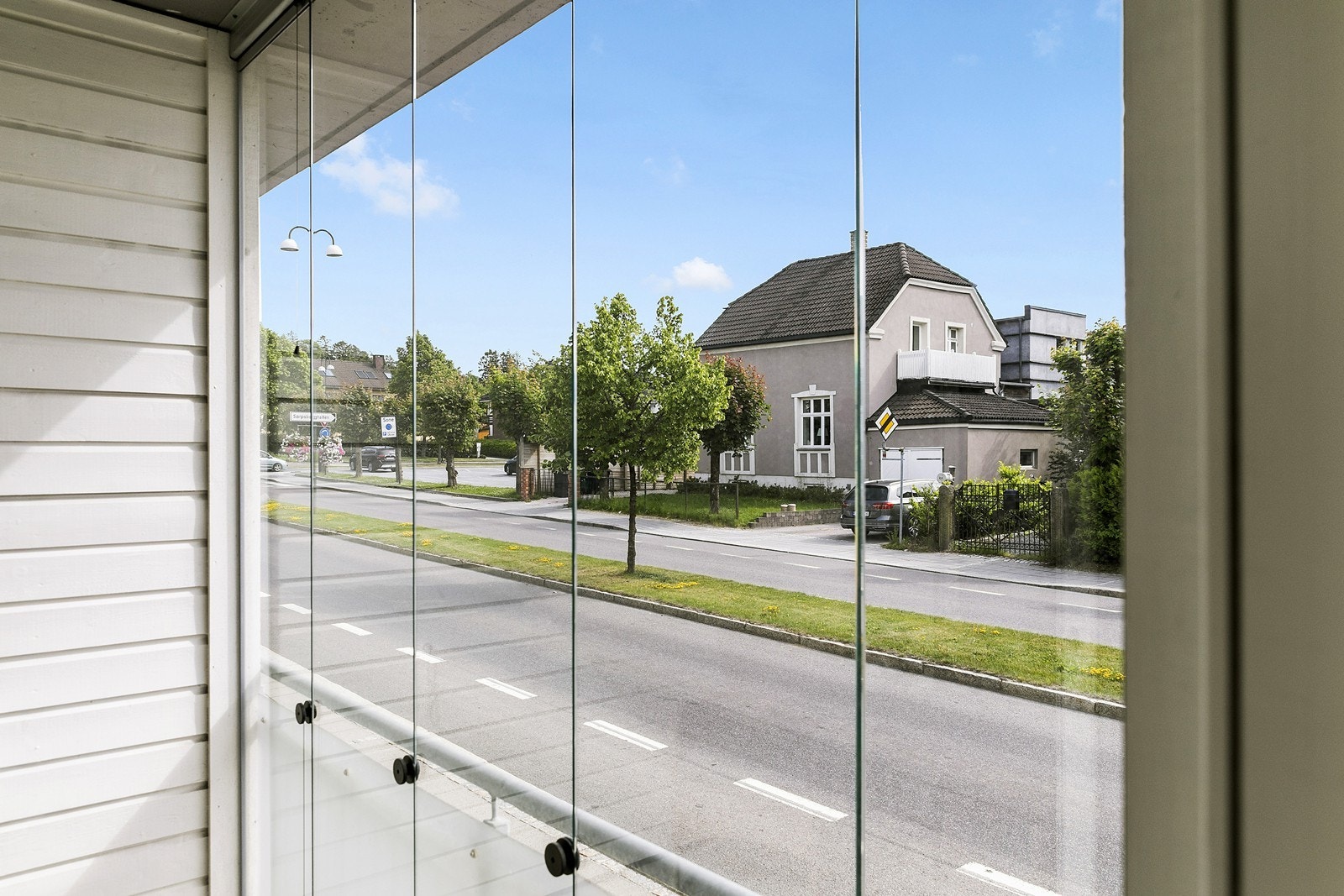 Man kan sitte lunt med med glassdørene lukket eller åpne opp, ved varmere dager - glassdørene er også noe lyddempende i forhold til trafikken i Korsgata Galleribilde