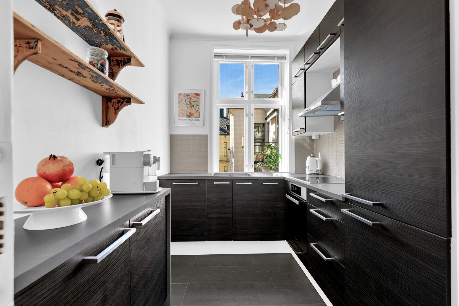 HTH kjøkkeninnredning fra 2010 med integrert stekeovn, induksjonstopp, oppvaskmaskin, kjøl- og fryseskap. Galleribilde