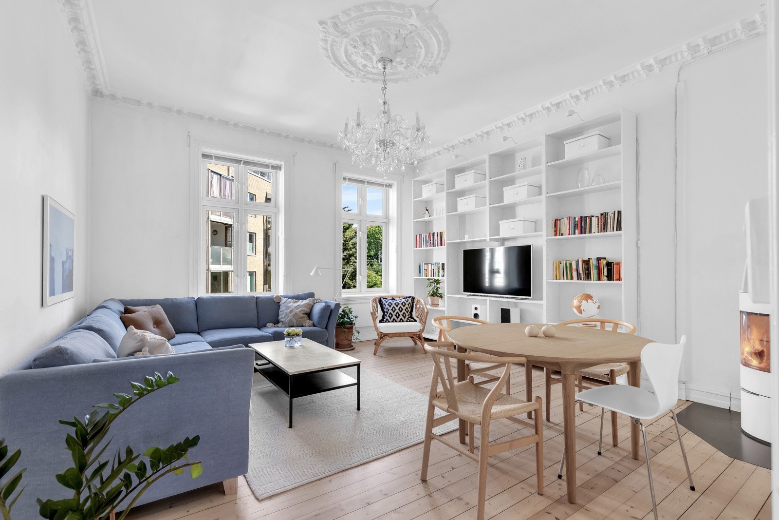 Lys og luftig stue med god takhøyde, store vinduer, stukkatur og rosett. Galleribilde