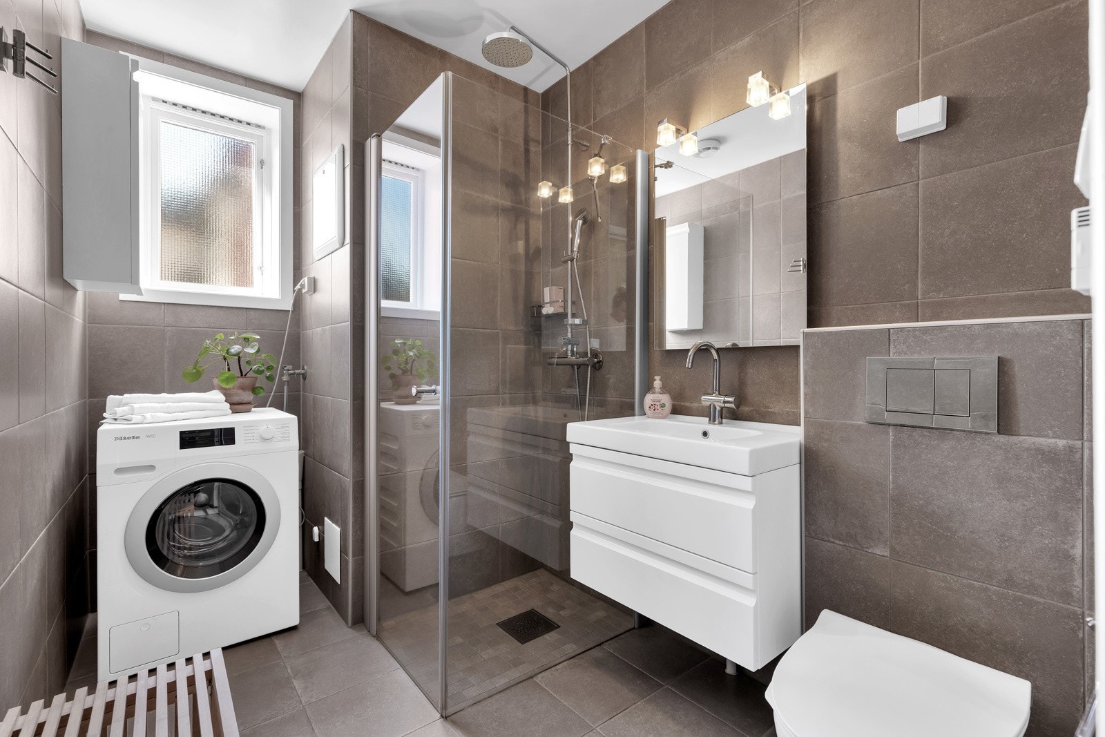 Flislagt bad med varmekabler i gulv fra 2013. Galleribilde