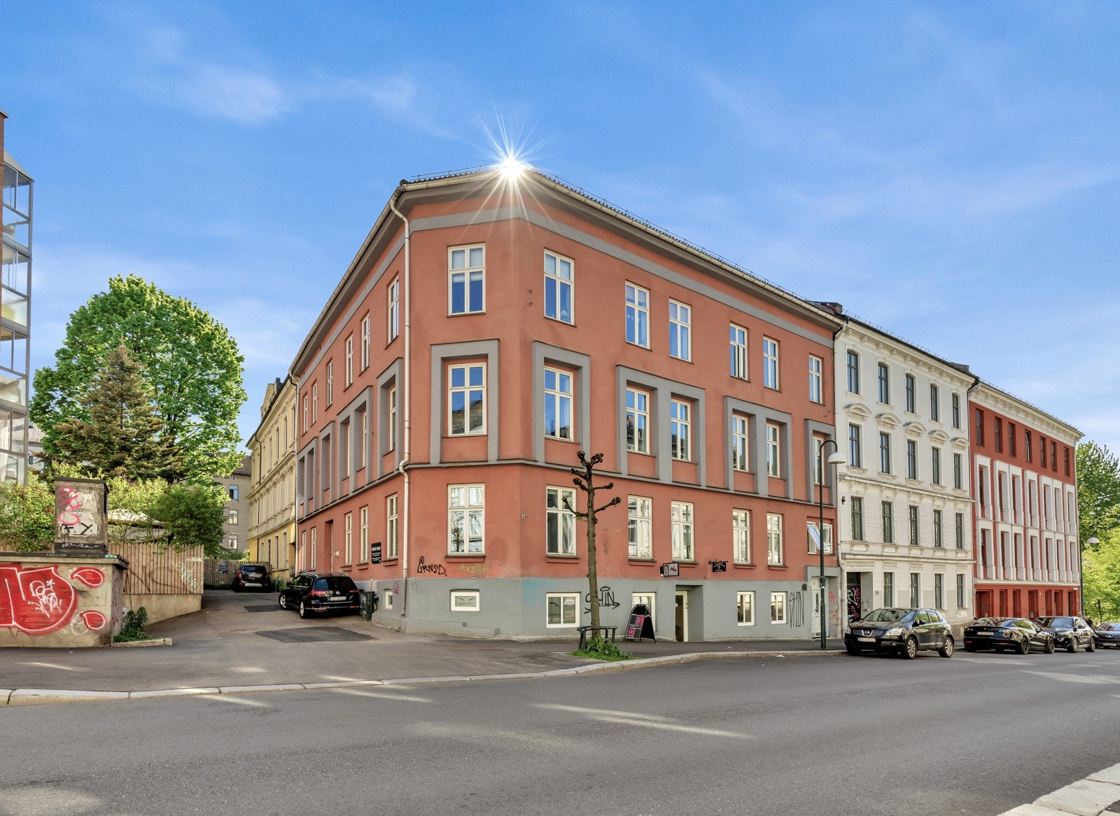 Fasade. Leiligheten har ingen vinduer ut mot Schweigaards gate, kun mot bakgård og sidegate. Galleribilde