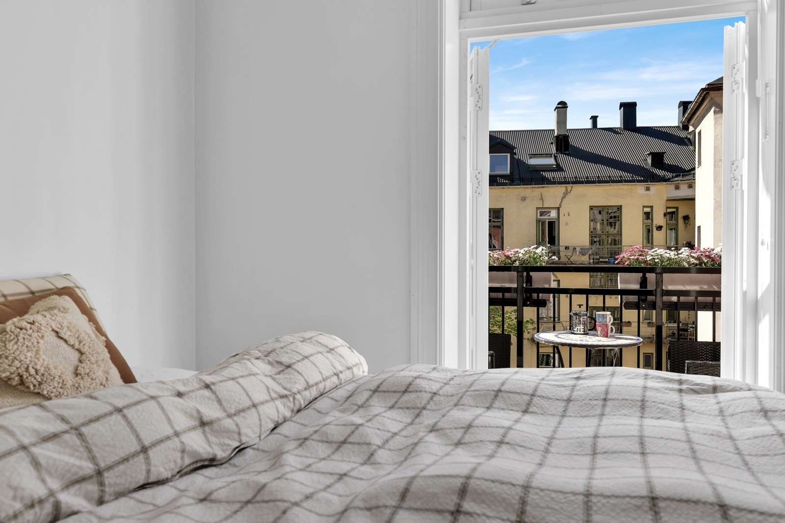 Fra soverommet er det utgang til en fantastisk balkong mot bakgården. Galleribilde