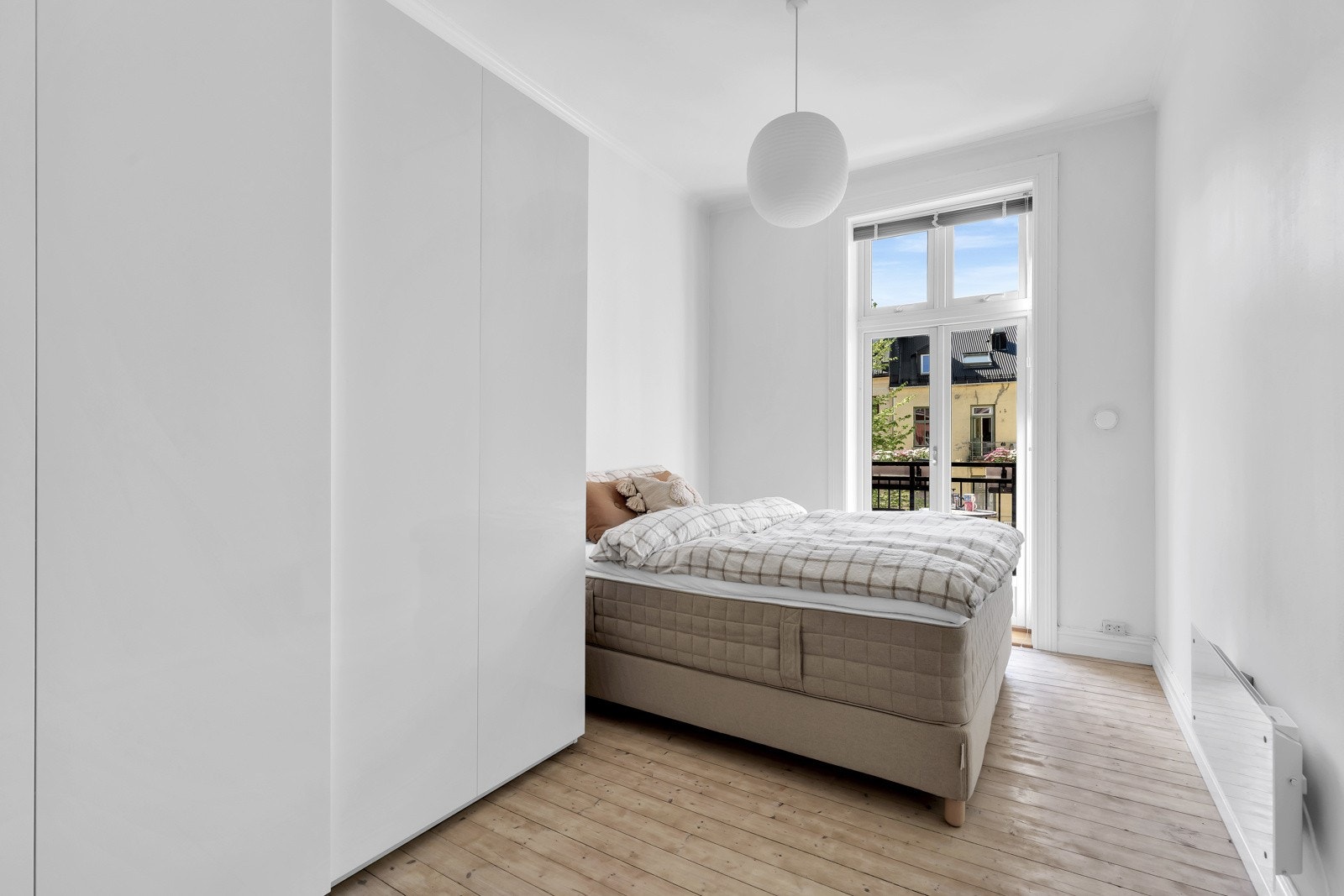 Romslig soverom med god plass til dobbeltseng og garderobeskap. Galleribilde