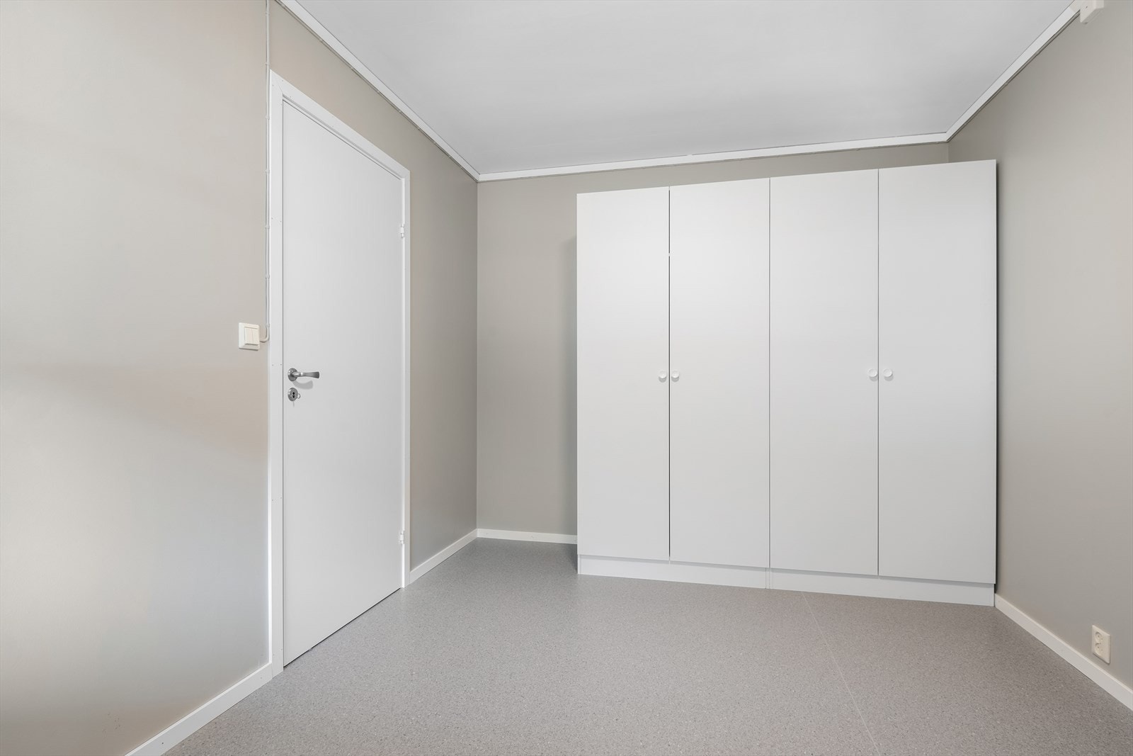 Soverom med garderobeskap. Galleribilde