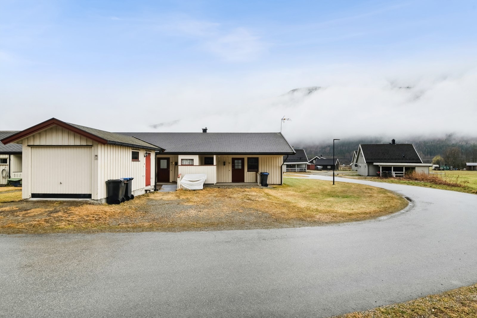 Endeleilighet med biloppstillingsplass ved innkjørsel. Galleribilde