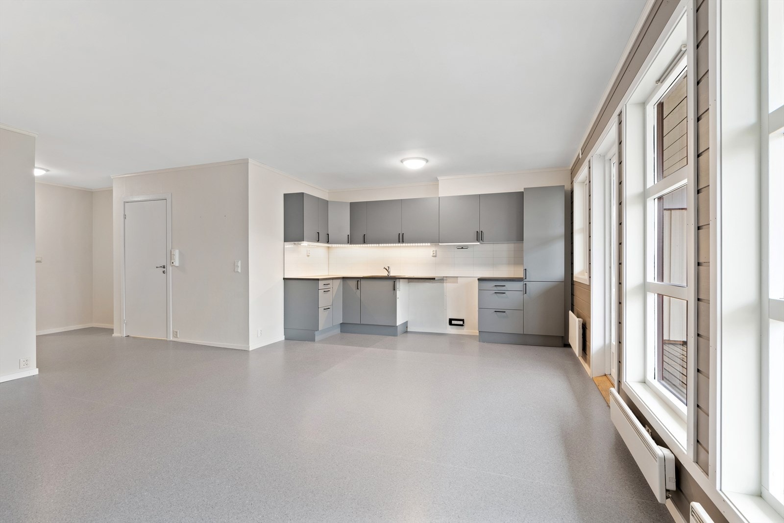 Stue og kjøkken i åpen løsning med utgang til terrasse. Galleribilde