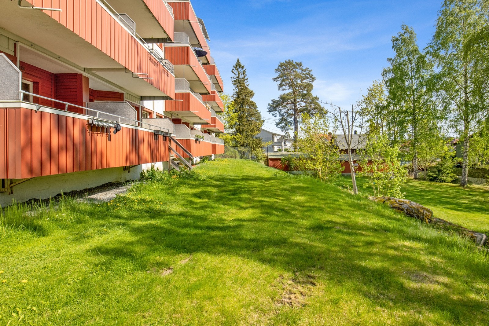 God intern beliggenhet med balkongsiden som vender mot grønt og pent opparbeidet fellesområde. Galleribilde