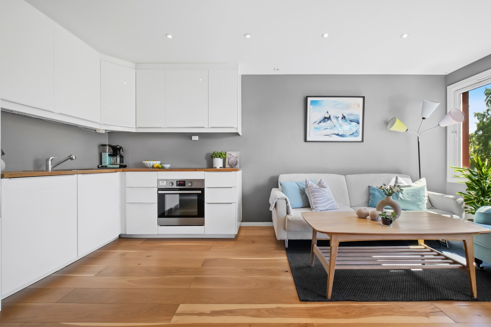 Et pent og tidløst kjøkken med hvit kjøkkeninnredning fra IKEA. Heltre benkeplate med nedfelt kum i rustfritt stål. Galleribilde